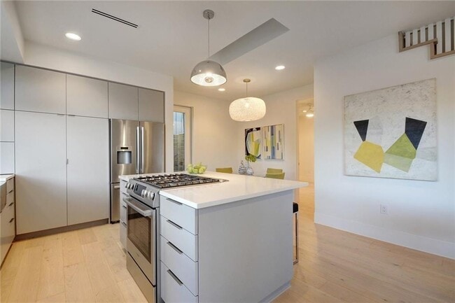 Building Photo - 1114 Mariposa Dr