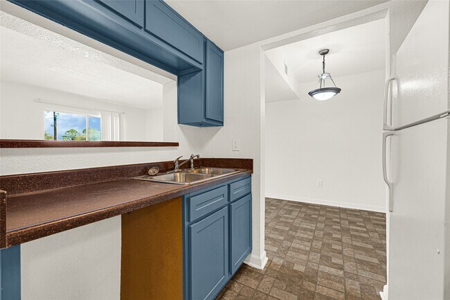 Building Photo - 8100 Creekbend Dr