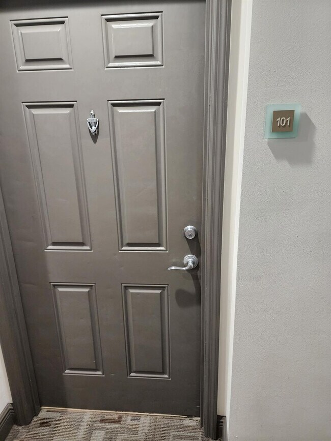 Foto del edificio - 2401 NE 65th St