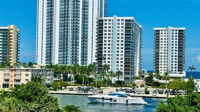 Building Photo - 800 Parkview Dr