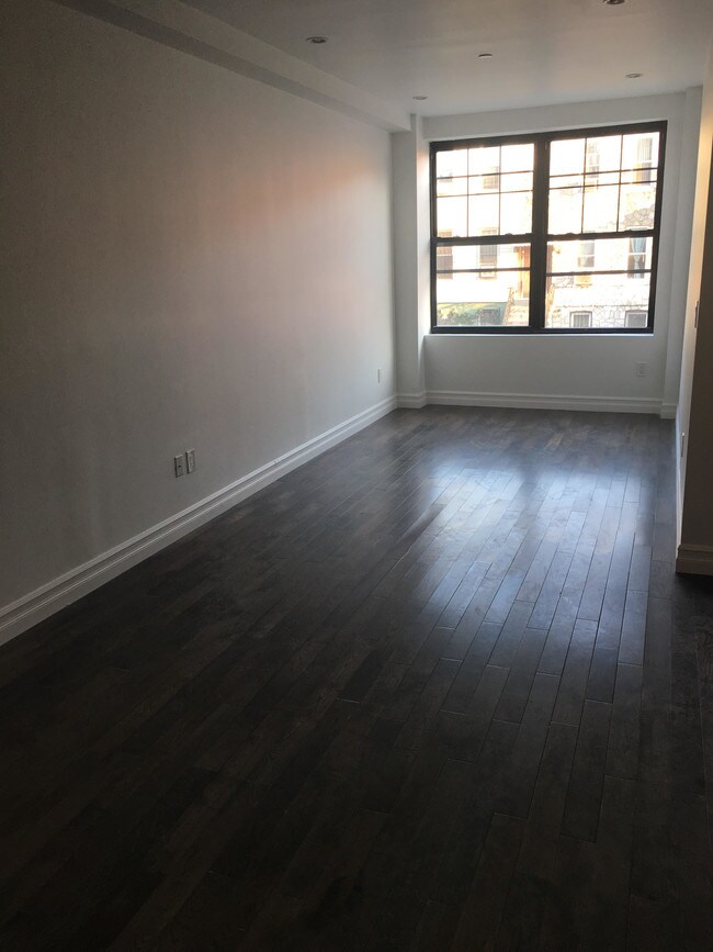 Building Photo - 183 Covert St