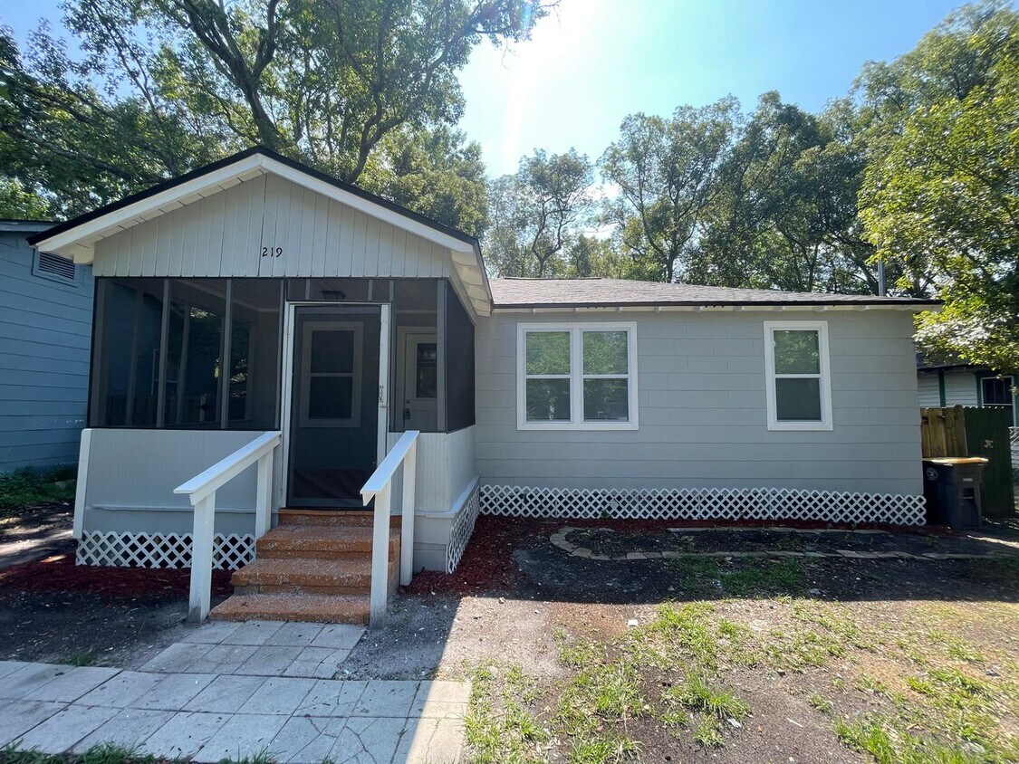 Primary Photo - 4/2 Single Family Home : Available Now!
