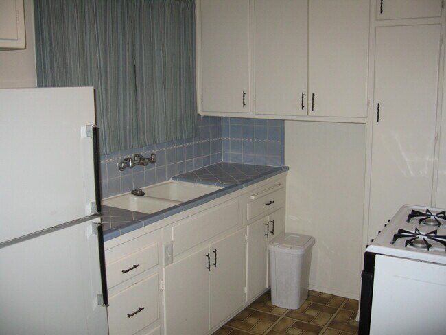 Kitchen - 14417 Weddington St