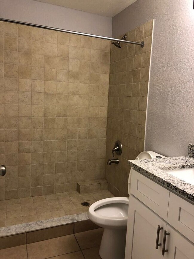 Building Photo - 3 Bedroom/ 2 Bathroom Home