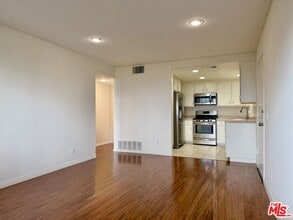 Building Photo - 1348 E Hillcrest Dr