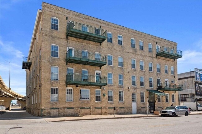 Building Photo - 418 N 3rd St
