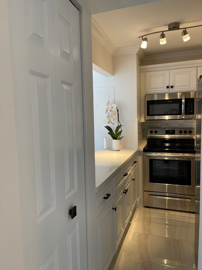 Kitchen - 860 NW 87th Ave