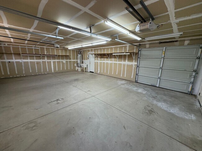 Building Photo - NW Visalia Home with pool Available Now!