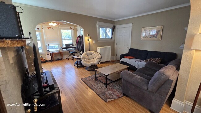 Foto del edificio - 2BR 1BA Beautiful Triplex Upper Unit - VIDEO TOUR
