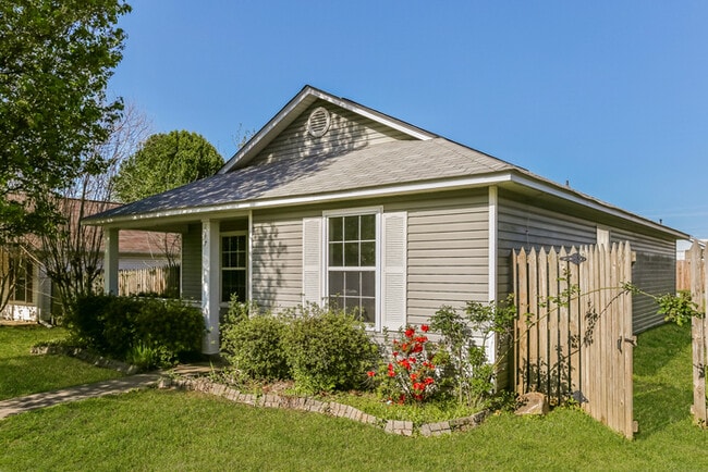 Building Photo - 117 Village Dr