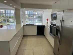 Building Photo - 400 Leslie Dr