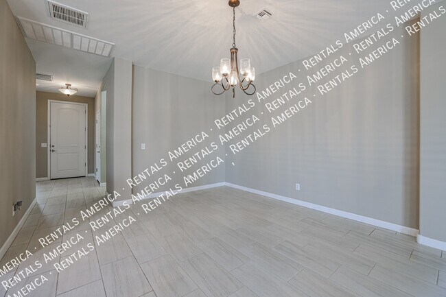 Building Photo - Gorgeous 5 bed 3 bath Single Level Home!