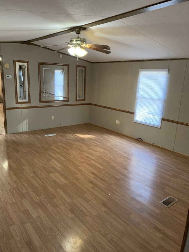 Building Photo - Centre Mobile Home