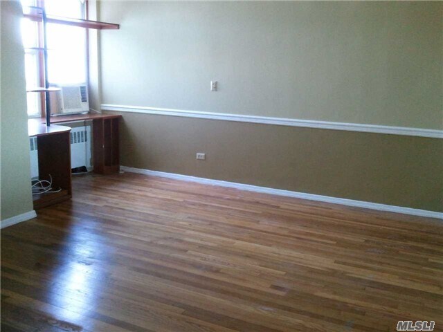 Foto del edificio - 30-11 Parsons Blvd