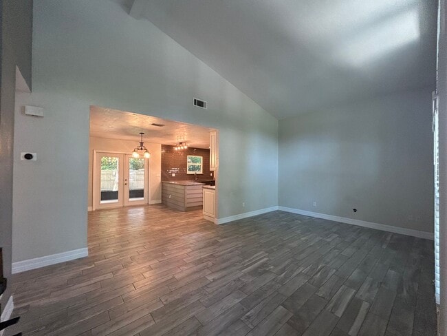 Building Photo - Dream home awaits: stunningly updated 3 be...
