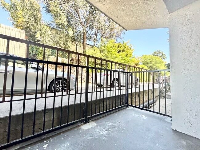 Building Photo - 3949 Los Feliz Blvd