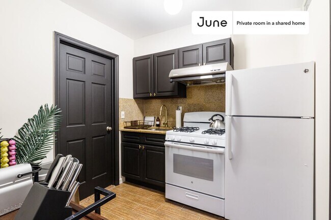Foto del edificio - Private bedroom in 3 bed/1 bath Home