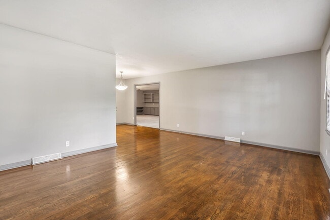 Building Photo - 938 E Lindberg St