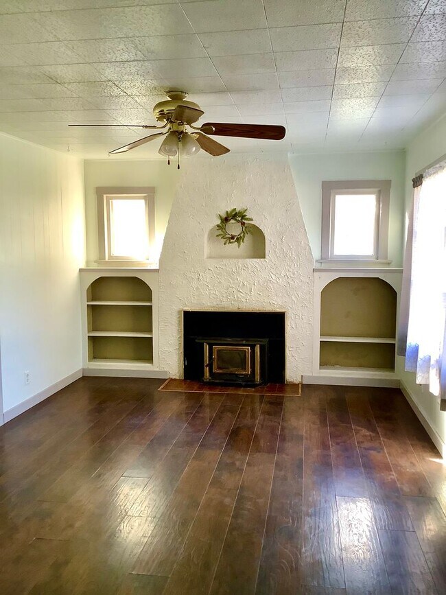 Building Photo - cute two bedroom
