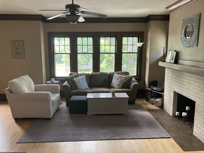 Entertaining sized Living room opens to Formal Dining - 5203 W Wells St