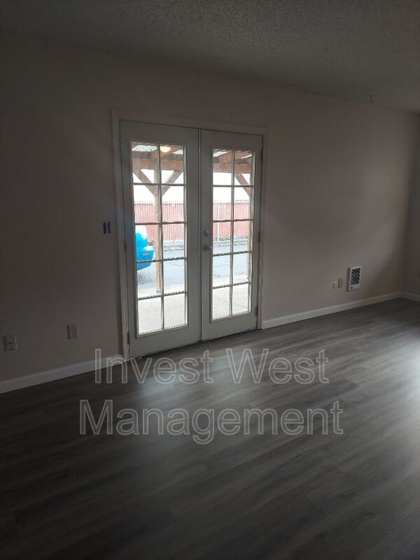 Foto del edificio - 1806 E 4th Plain Blvd