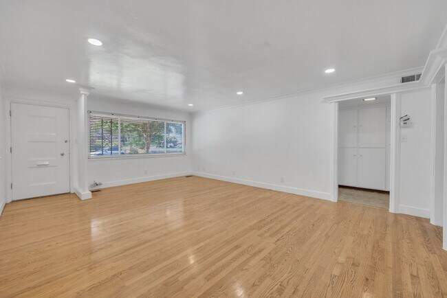 Foto del edificio - 4944 Crestwood Way