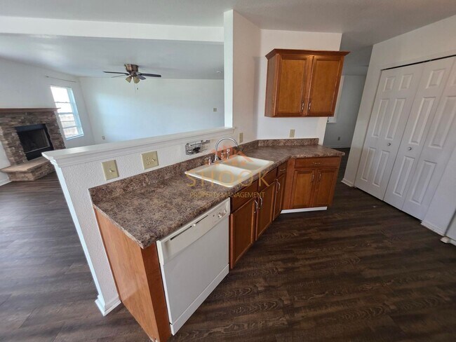 Building Photo - SOUTH SIDE LARGE 3 BR HOME