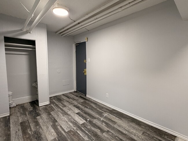 Building Photo - 1441 Wyandotte St E