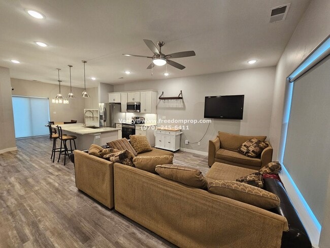 Building Photo - Beautiful Furnished 2bed 2.5 bath Townhome...