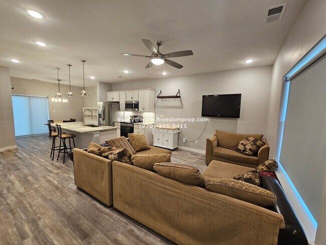 Foto del edificio - Beautiful Furnished 2bed 2.5 bath Townhome...