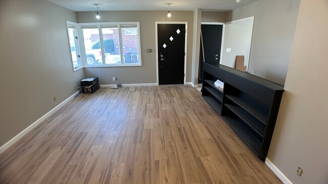 Building Photo - 205 Lakewood Dr