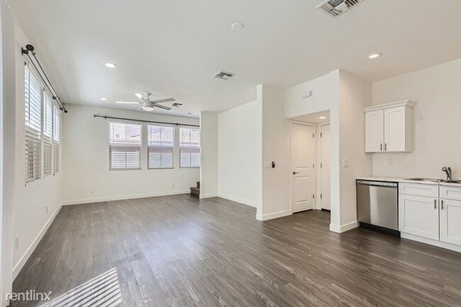 Building Photo - 3 br, 2.5 bath House - 3218 W Glendale Ave...