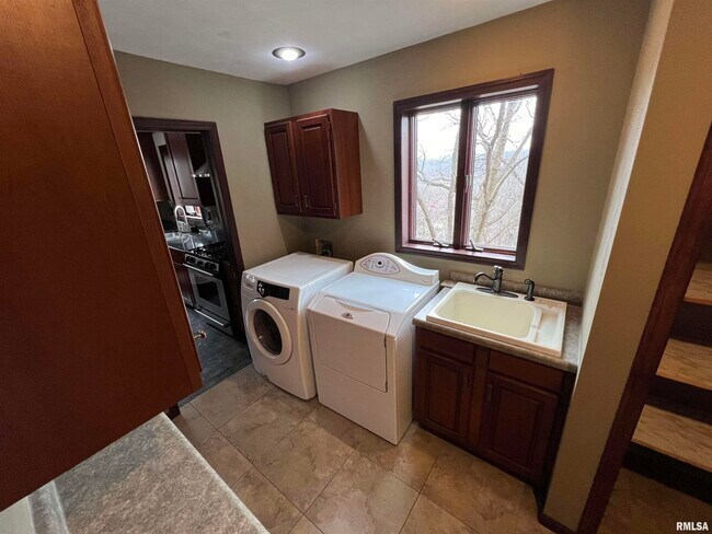 Building Photo - 621 E High Point Terrace