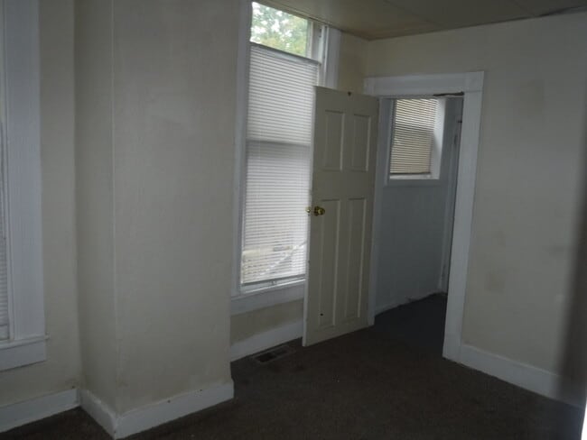Building Photo - 1401 Sylvanie St