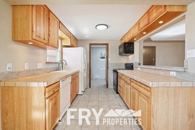 Building Photo - Brick Ranch Home Near Olde Town