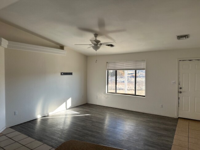 Foto del edificio - 1034 W 8th S St