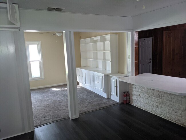 Foto del edificio - 3 Bed 2 Bath with Enclosed Patio, Fenced Yard, and Garage