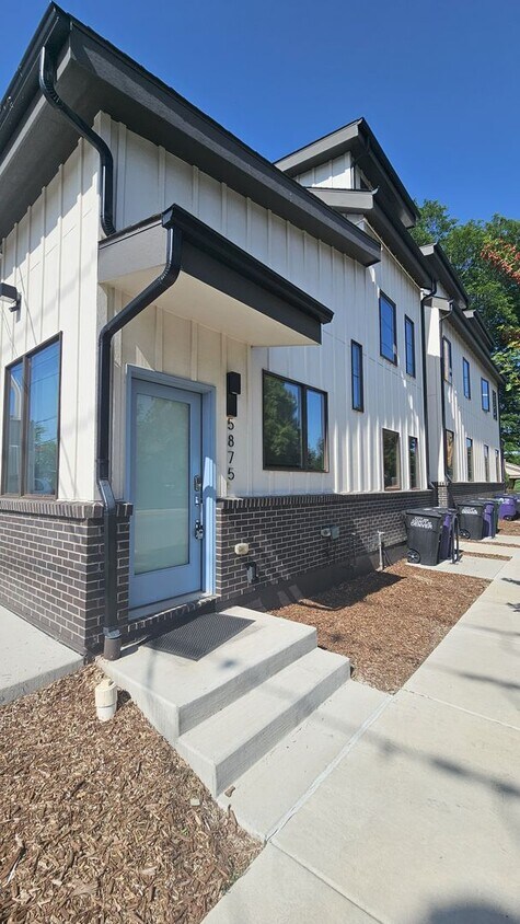 Modern Townhome with off street Parking in... - Modern Townhome with off street Parking in...