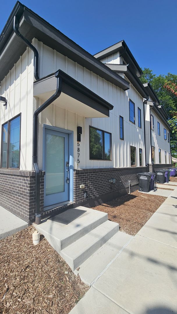 Modern Townhome with off street Parking in... - Modern Townhome with off street Parking in...