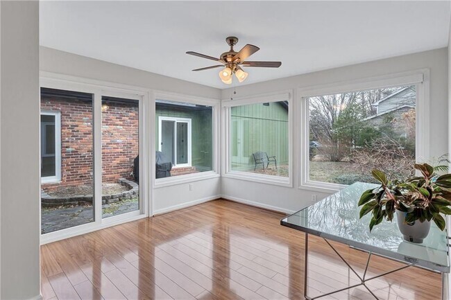 Foto del edificio - 5045 Chestnut Forest Ln