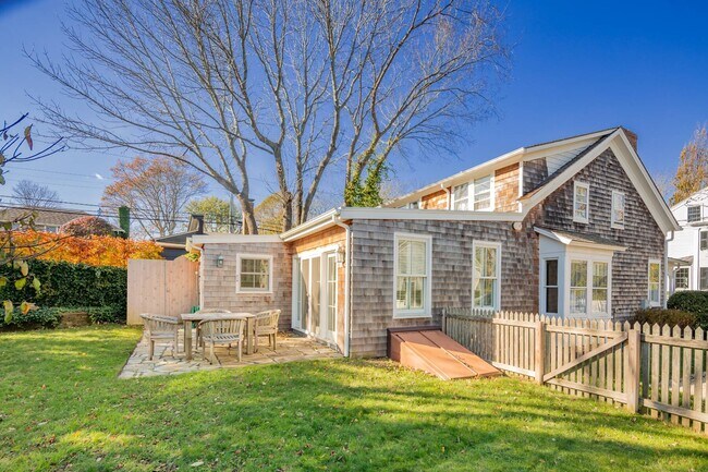 Building Photo - 19 Concord St