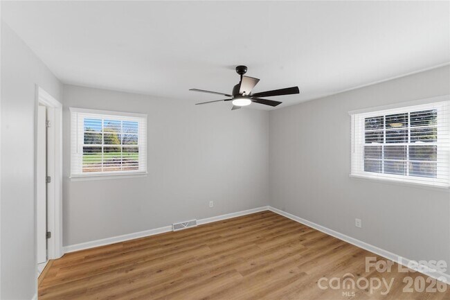 Foto del edificio - 527 Wilson Farm Rd