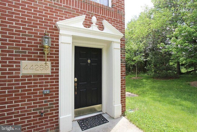 Foto del edificio - Beautiful 3-Bedroom, 2.5-Bath End-Unit Gar...