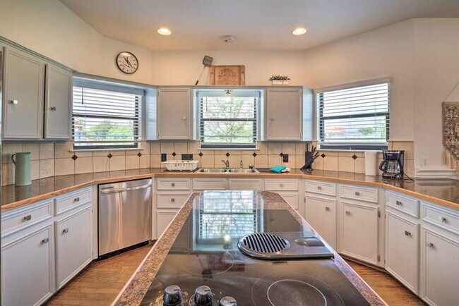 Foto del edificio - 15805 Richards Dr