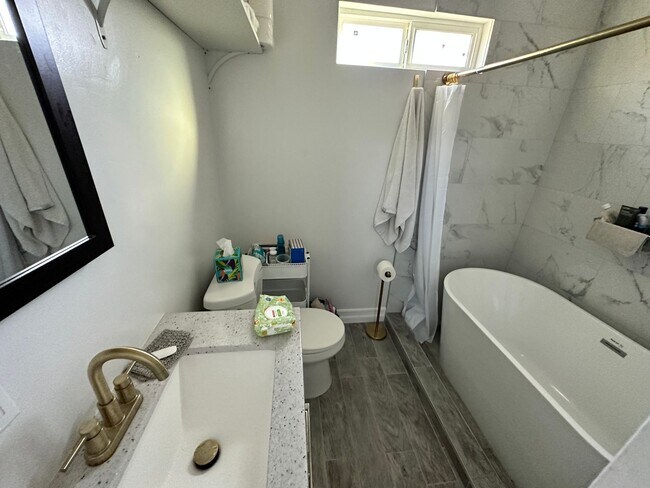 Foto del edificio - 6482 Montezuma Rd.