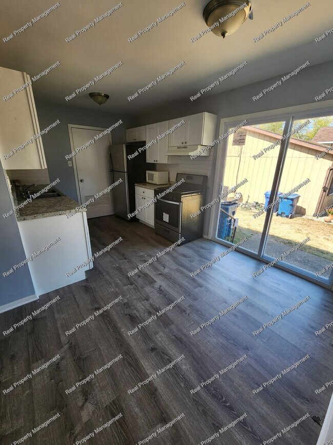 Foto del edificio - Two Bedroom Crown Point Apartment