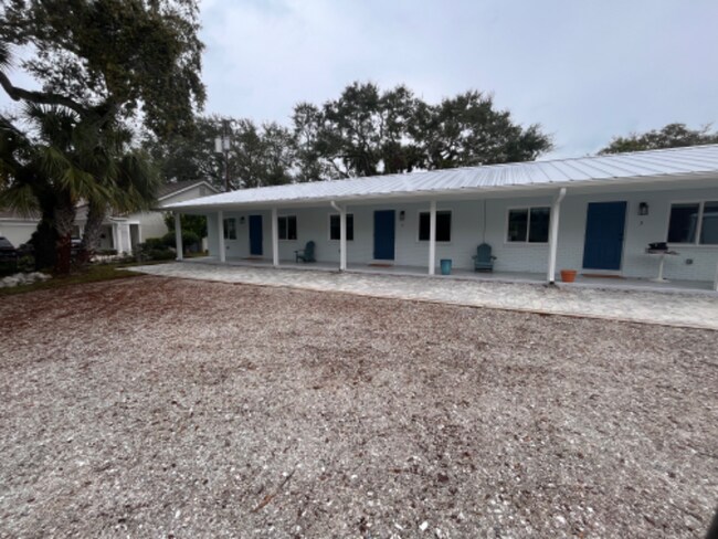 Foto del edificio - 615 Azalea Ln