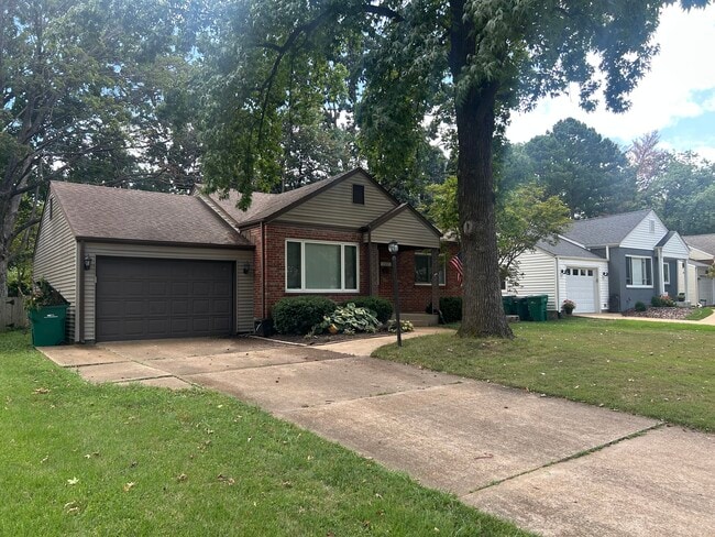 Building Photo - 1122 Selma Ave