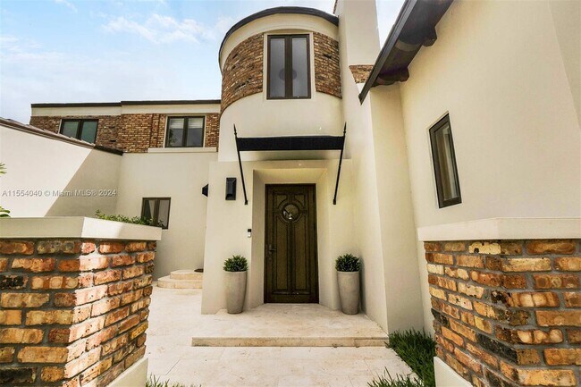 Foto del edificio - 2153 N Bay Rd