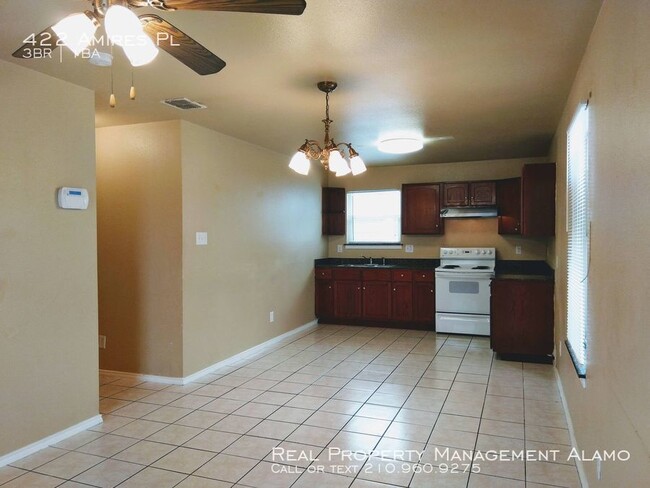 Building Photo - 422 Amires Pl